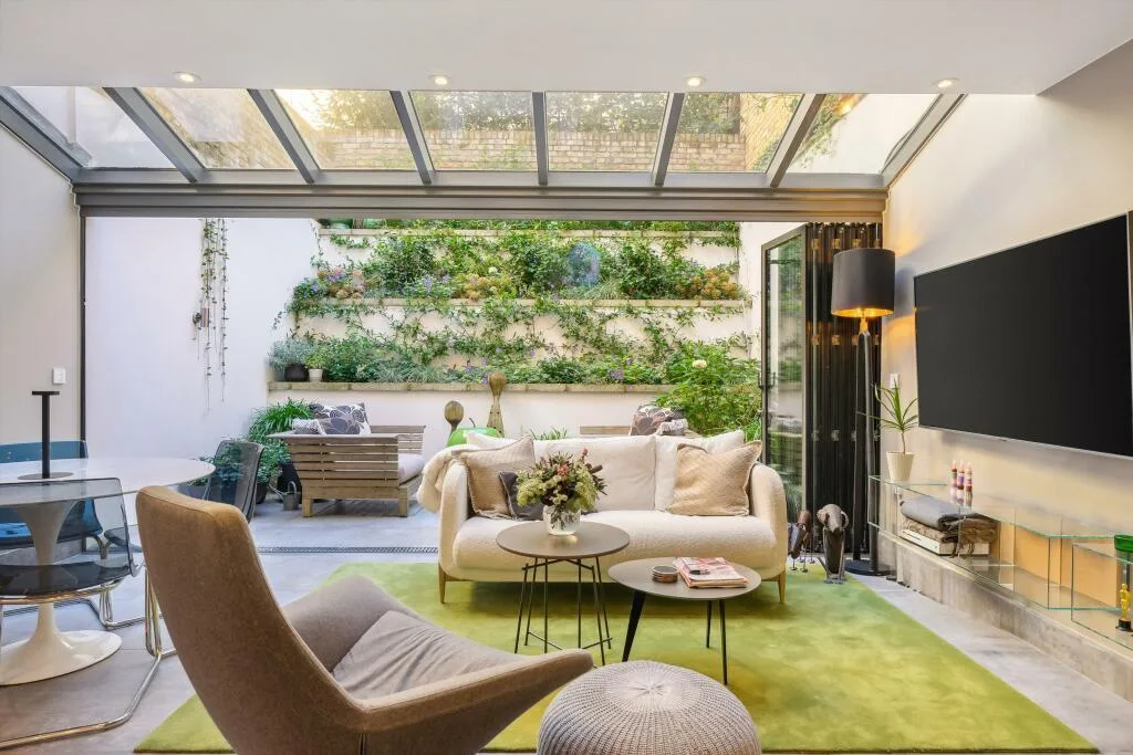 3 bedroom mews property for rent