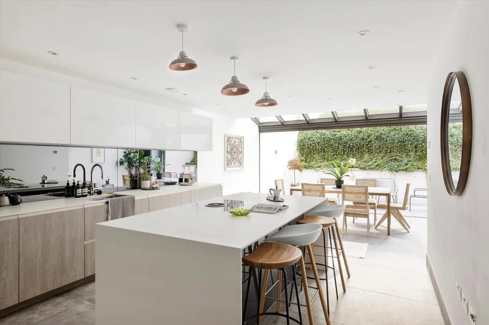 3 bedroom mews property for rent