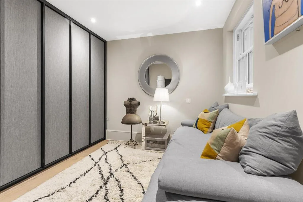 3 bedroom mews property for rent