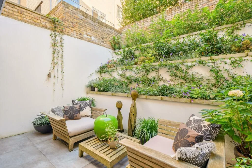 3 bedroom mews property for rent