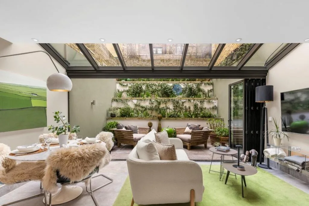 3 bedroom mews property for rent