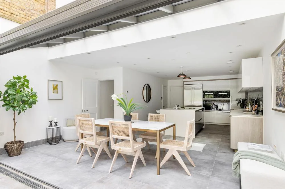3 bedroom mews property for rent