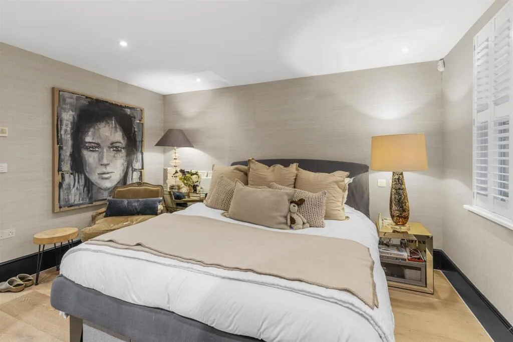 3 bedroom mews property for rent