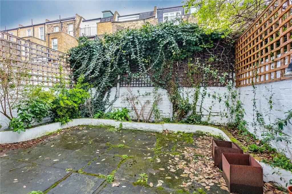 5 bedroom terraced house for rent