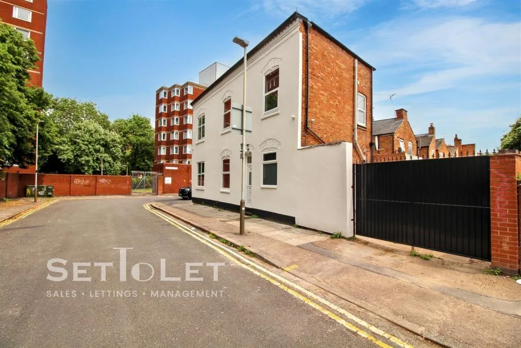 4 bedroom terraced house for rent