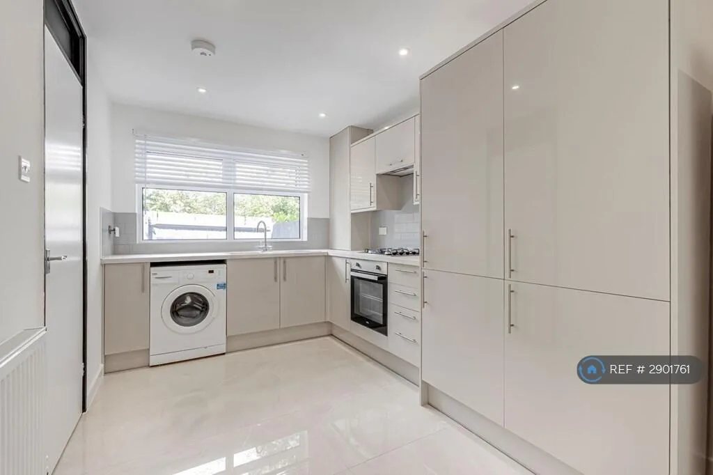 3 bedroom end of terrace house for rent