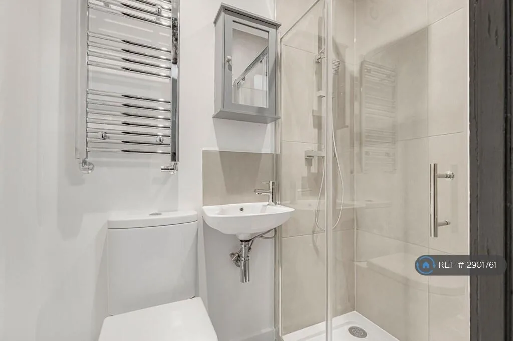3 bedroom end of terrace house for rent