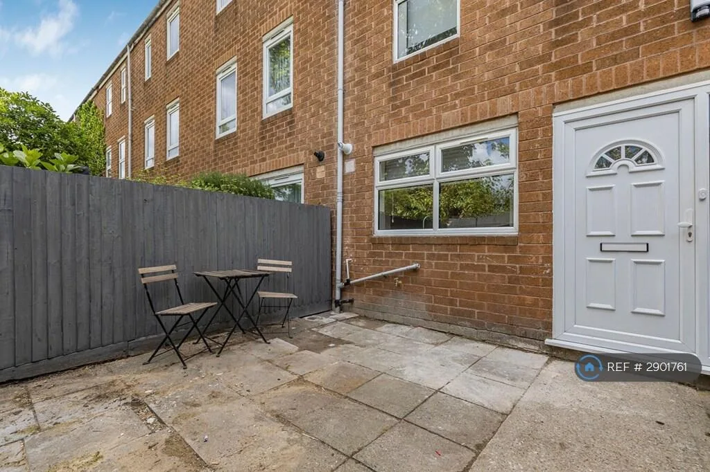 3 bedroom end of terrace house for rent