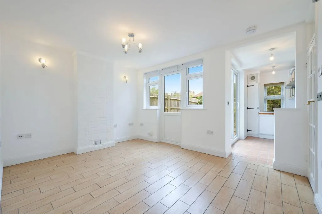 2 bedroom maisonette for rent