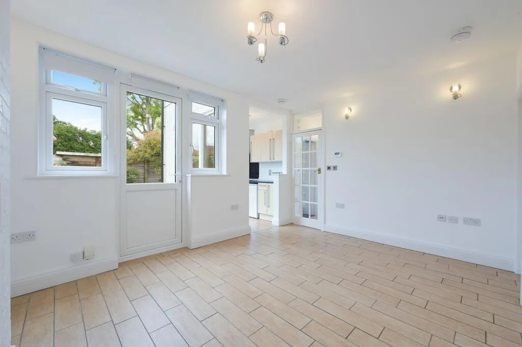 2 bedroom maisonette for rent