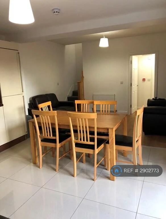 4 bedroom semi-detached house for rent