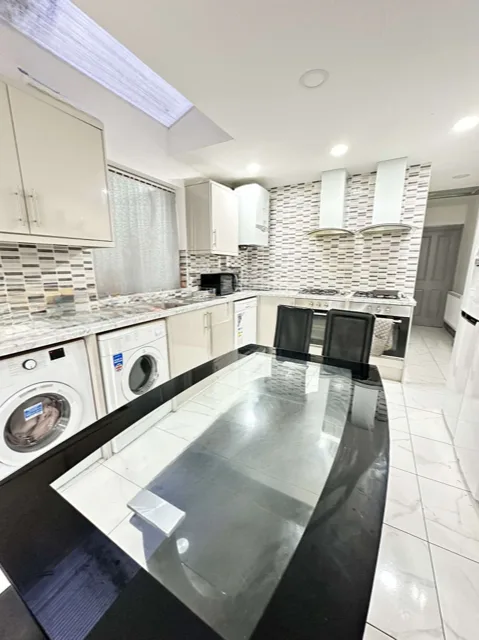 7 bedroom terraced house for rent