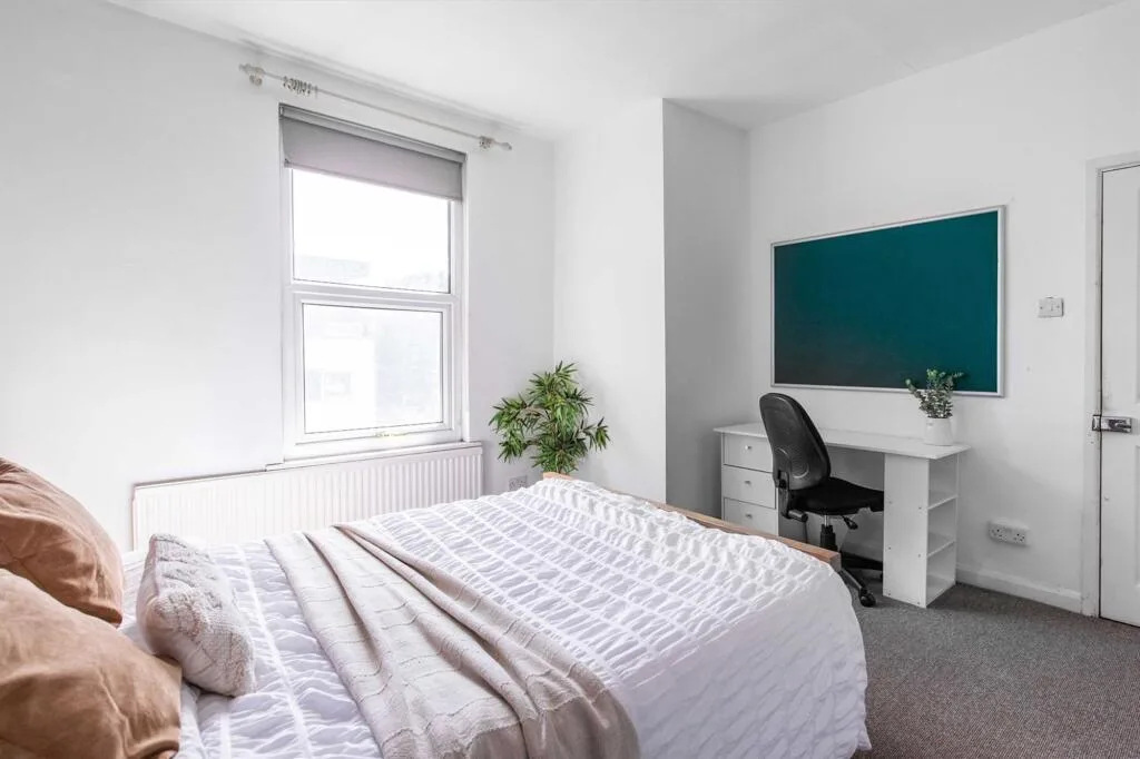 6 bedroom semi-detached house for rent