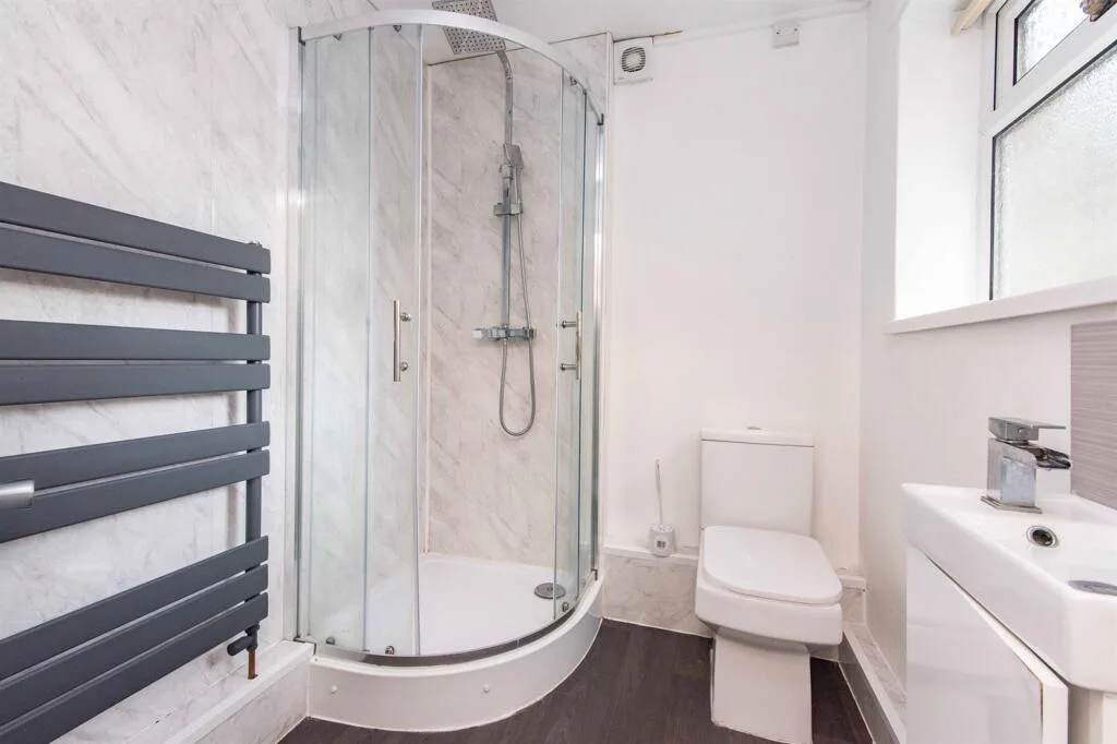 6 bedroom semi-detached house for rent