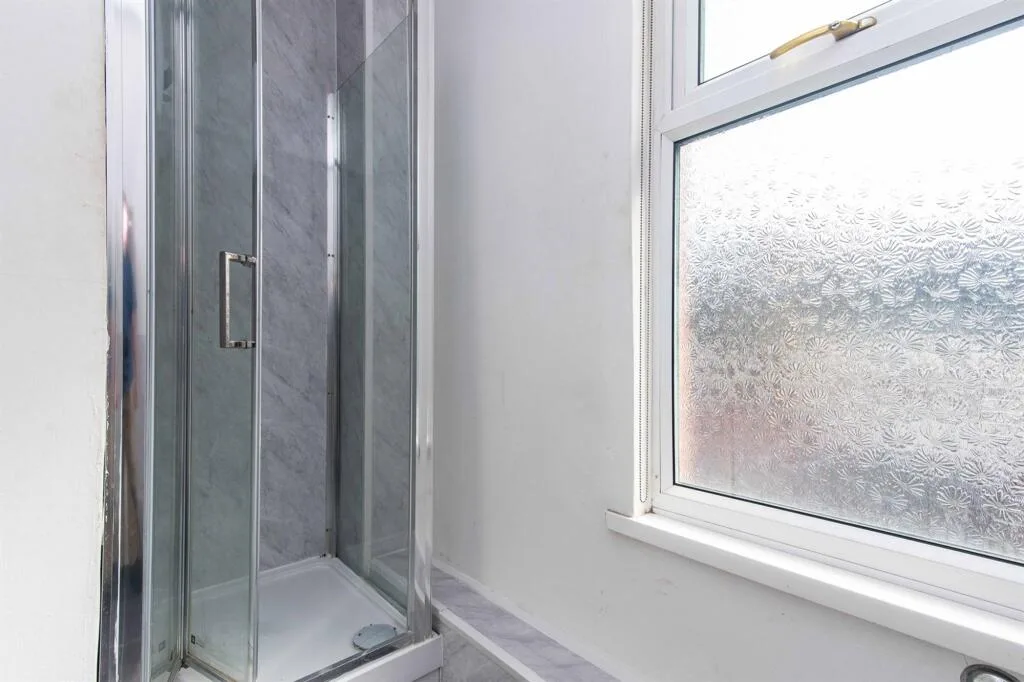 6 bedroom semi-detached house for rent