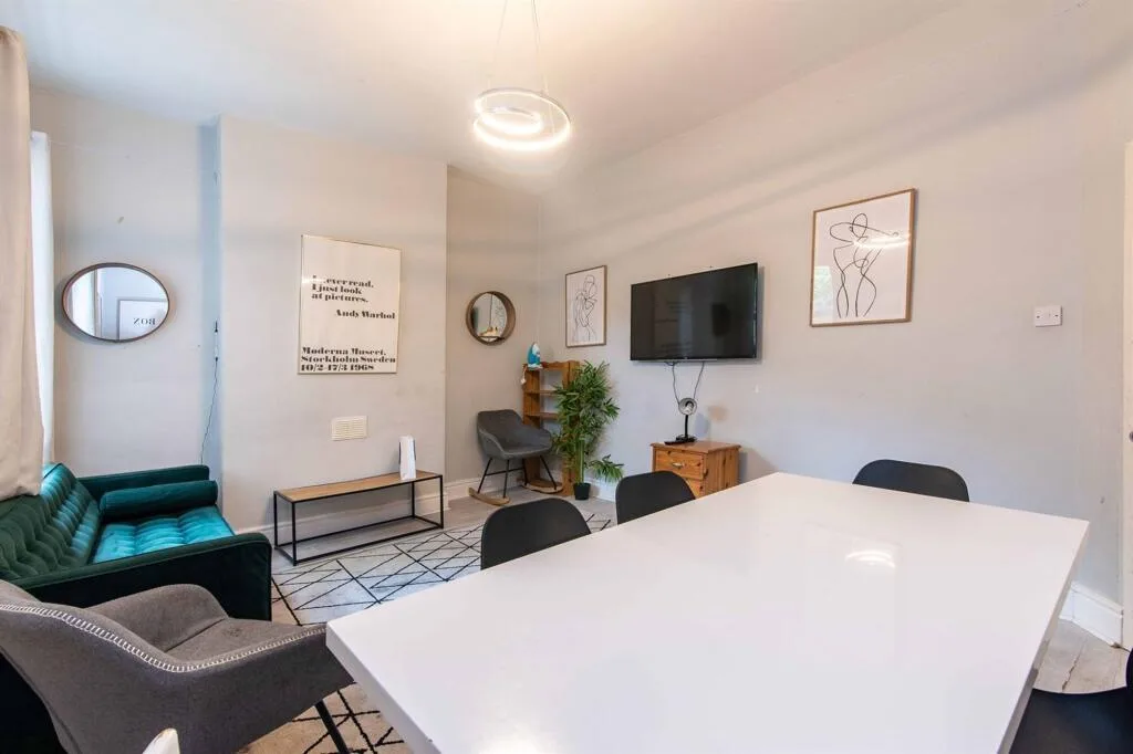 6 bedroom semi-detached house for rent
