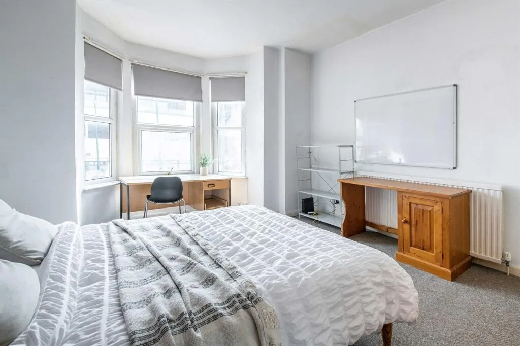 6 bedroom semi-detached house for rent