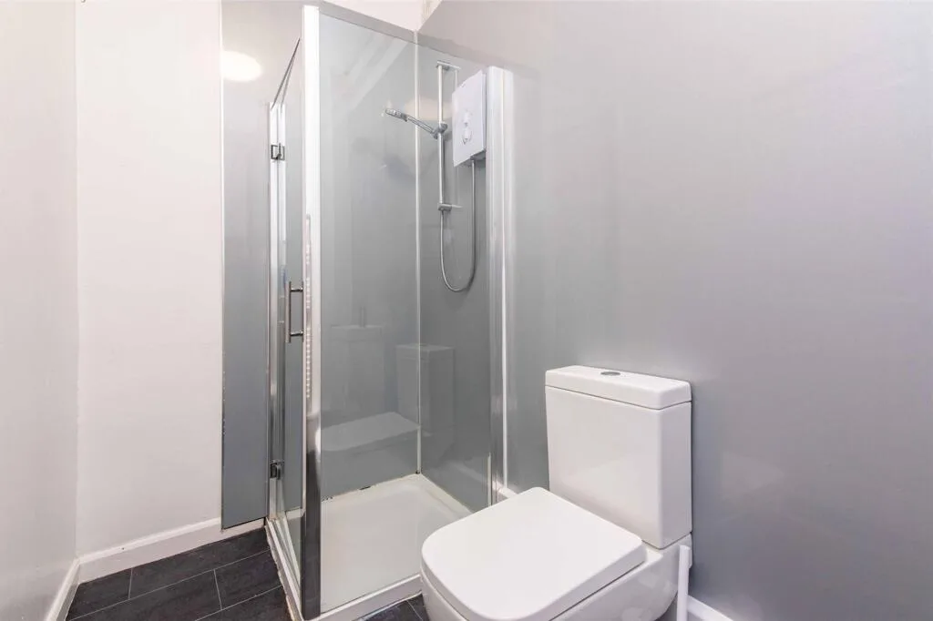 6 bedroom semi-detached house for rent