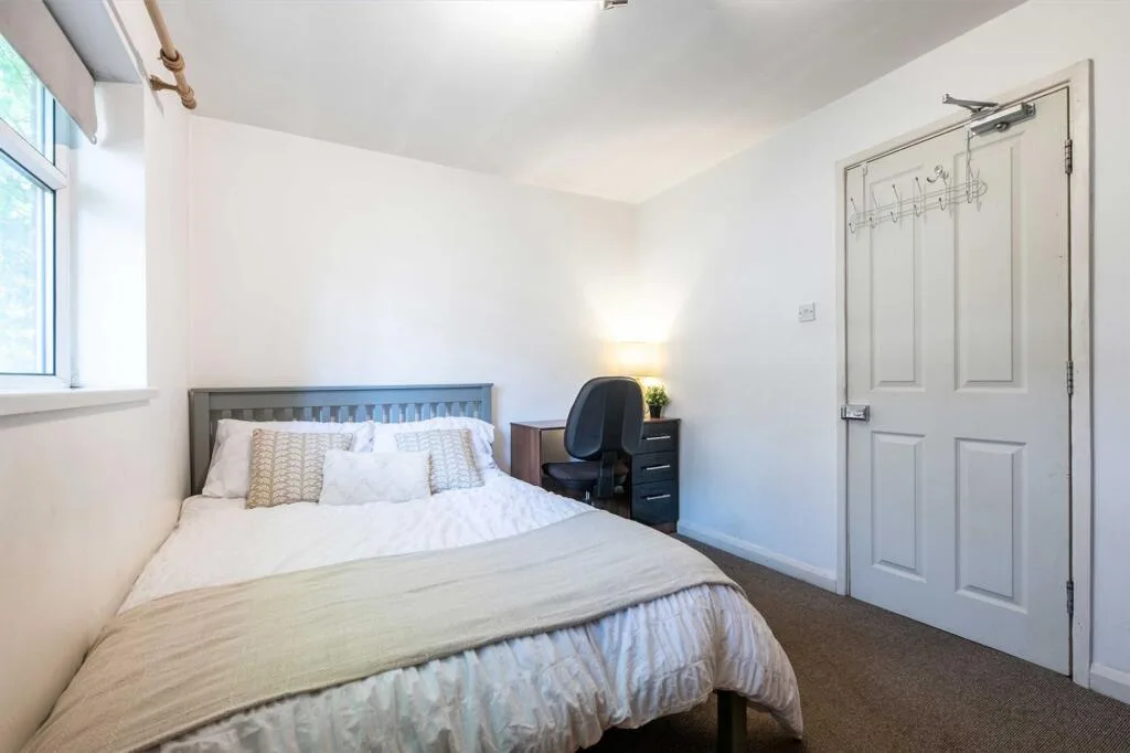 6 bedroom semi-detached house for rent
