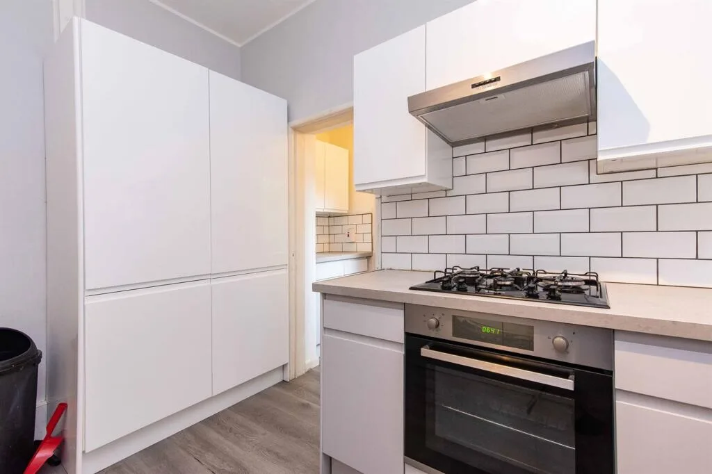 6 bedroom semi-detached house for rent