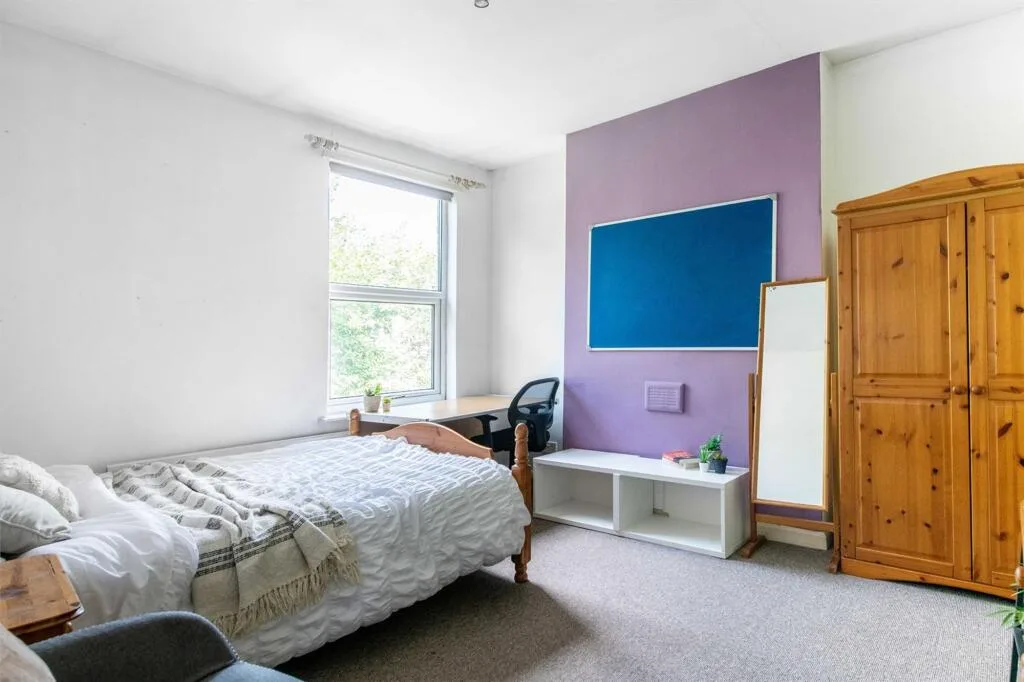 6 bedroom semi-detached house for rent