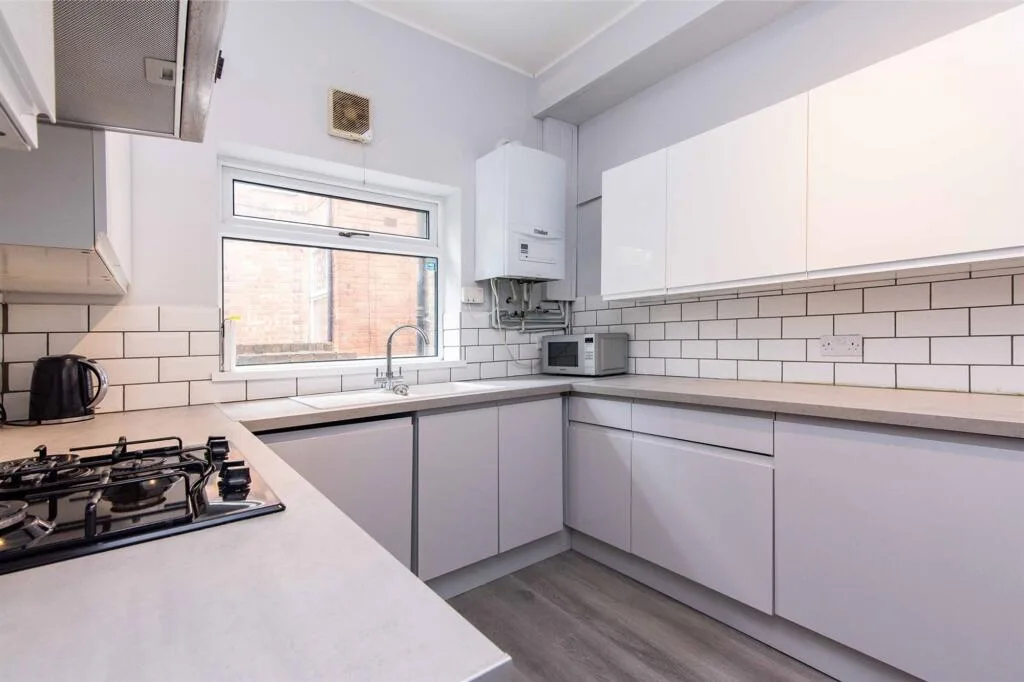 6 bedroom semi-detached house for rent