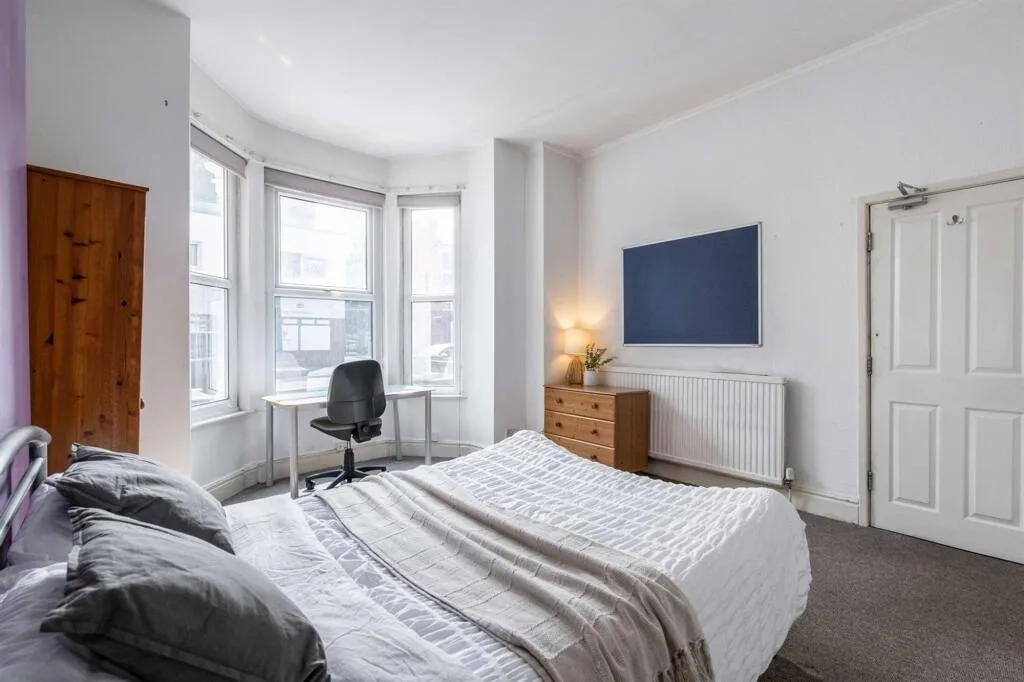 6 bedroom semi-detached house for rent