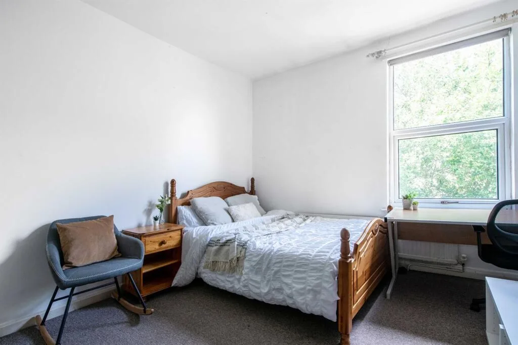 6 bedroom semi-detached house for rent