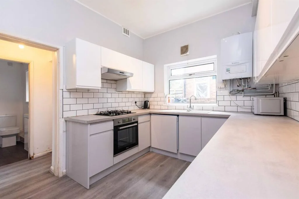 6 bedroom semi-detached house for rent