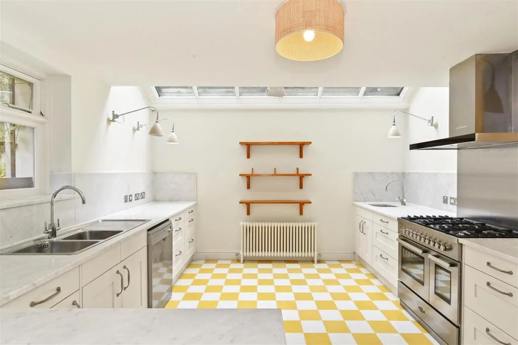 5 bedroom detached house for rent