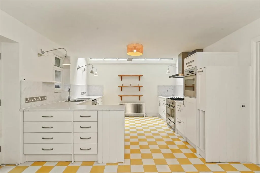5 bedroom detached house for rent