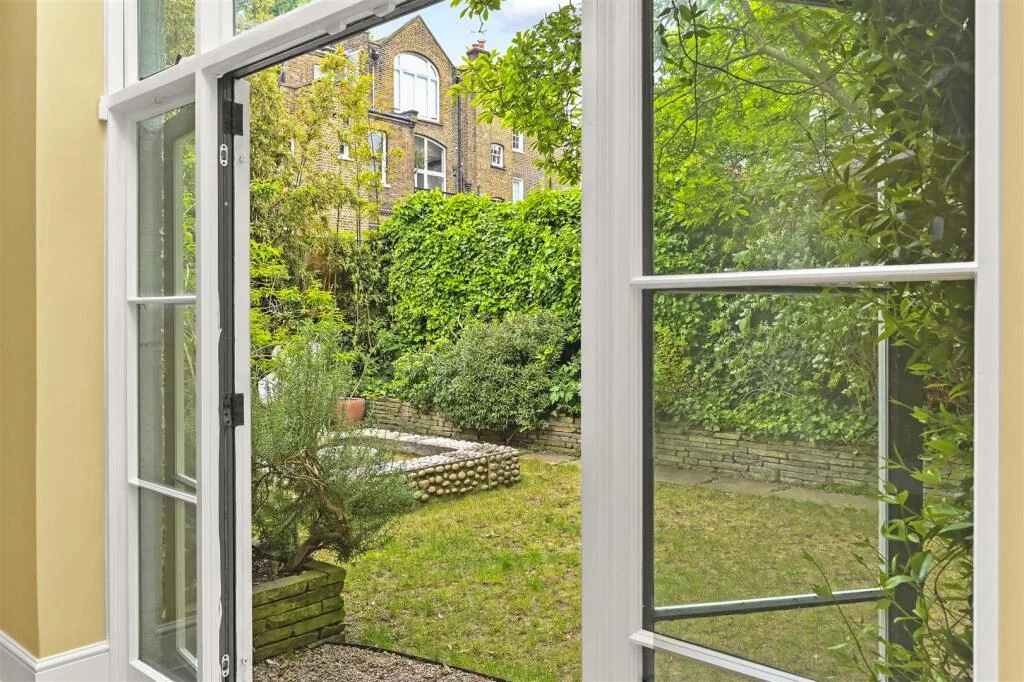 5 bedroom detached house for rent