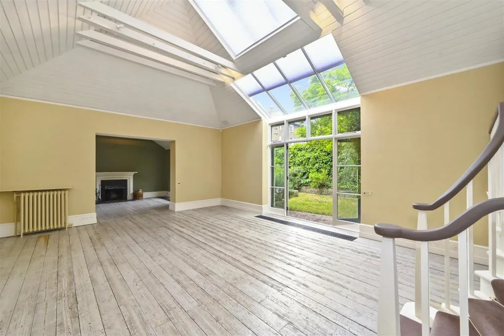 5 bedroom detached house for rent