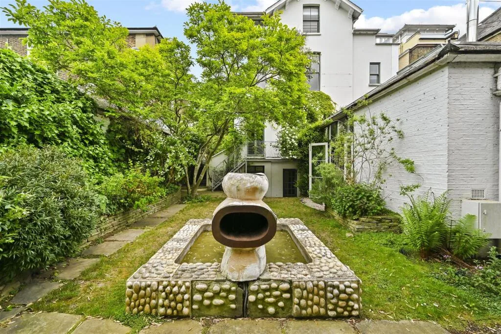 5 bedroom detached house for rent