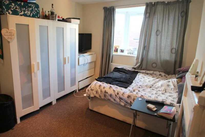 5 bedroom semi-detached house for rent