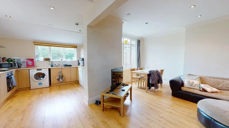 5 bedroom semi-detached house for rent