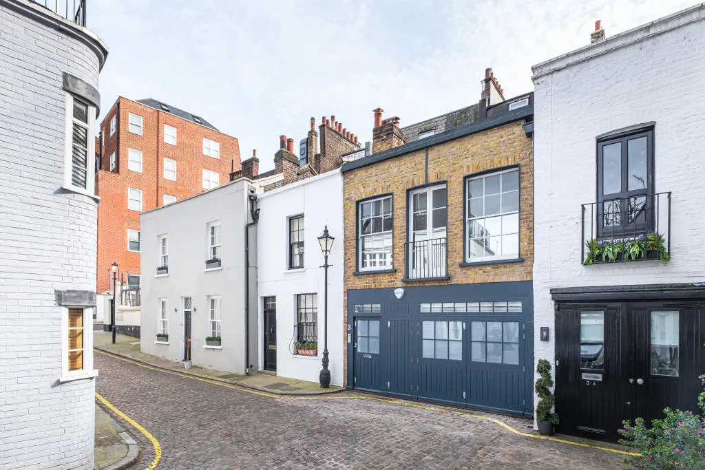 2 bedroom mews property for rent