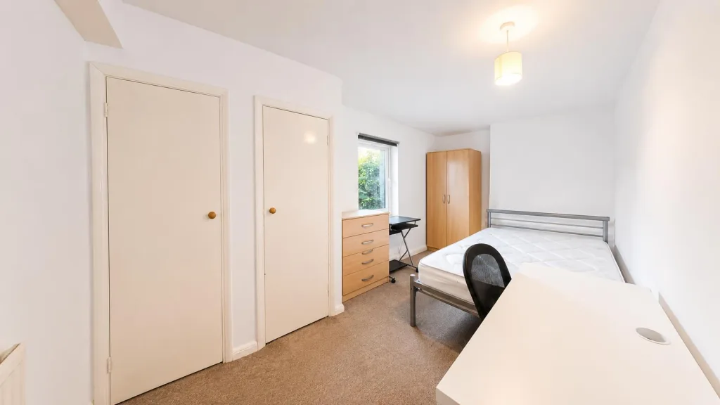 5 bedroom end of terrace house for rent