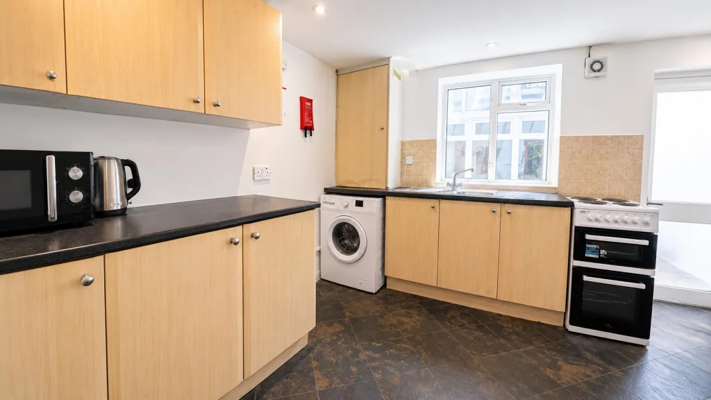 5 bedroom end of terrace house for rent