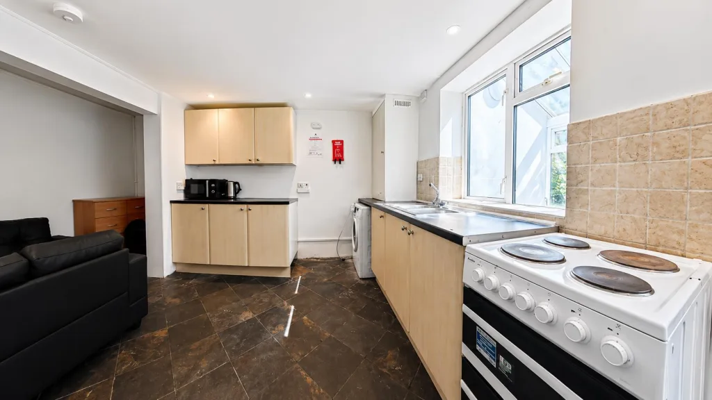 5 bedroom end of terrace house for rent