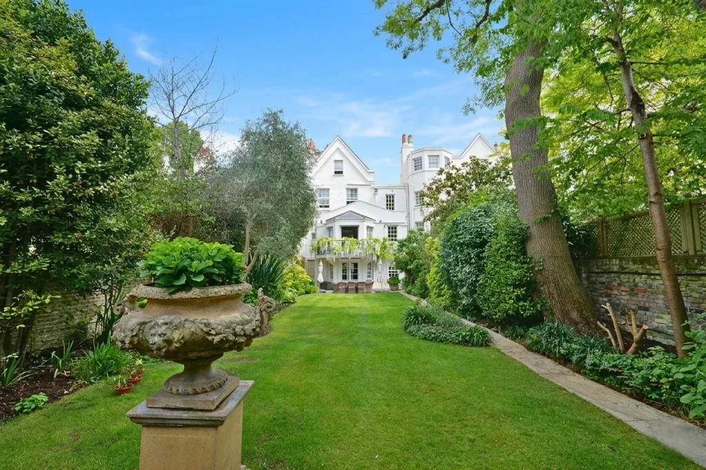 5 bedroom semi-detached house for rent
