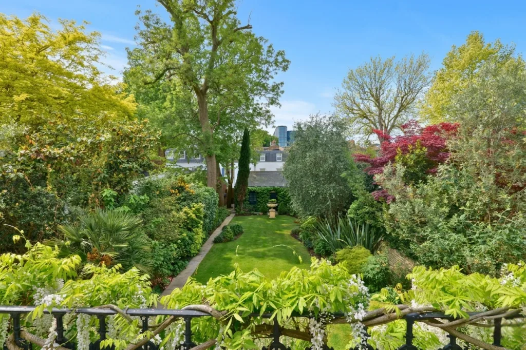 5 bedroom semi-detached house for rent