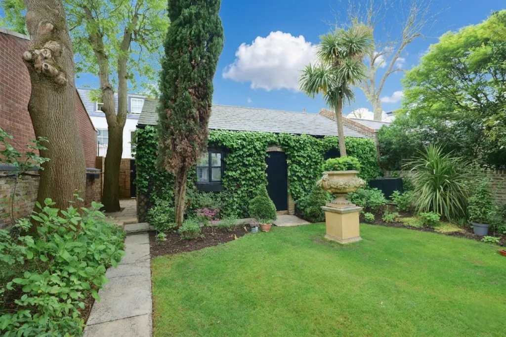 5 bedroom semi-detached house for rent