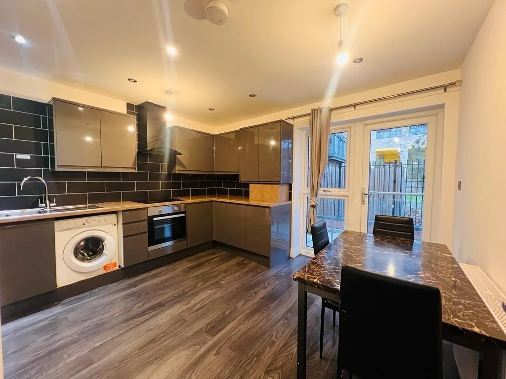 4 bedroom ground floor maisonette for rent