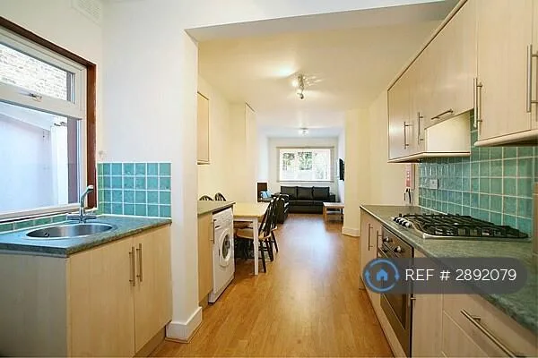 5 bedroom terraced house for rent