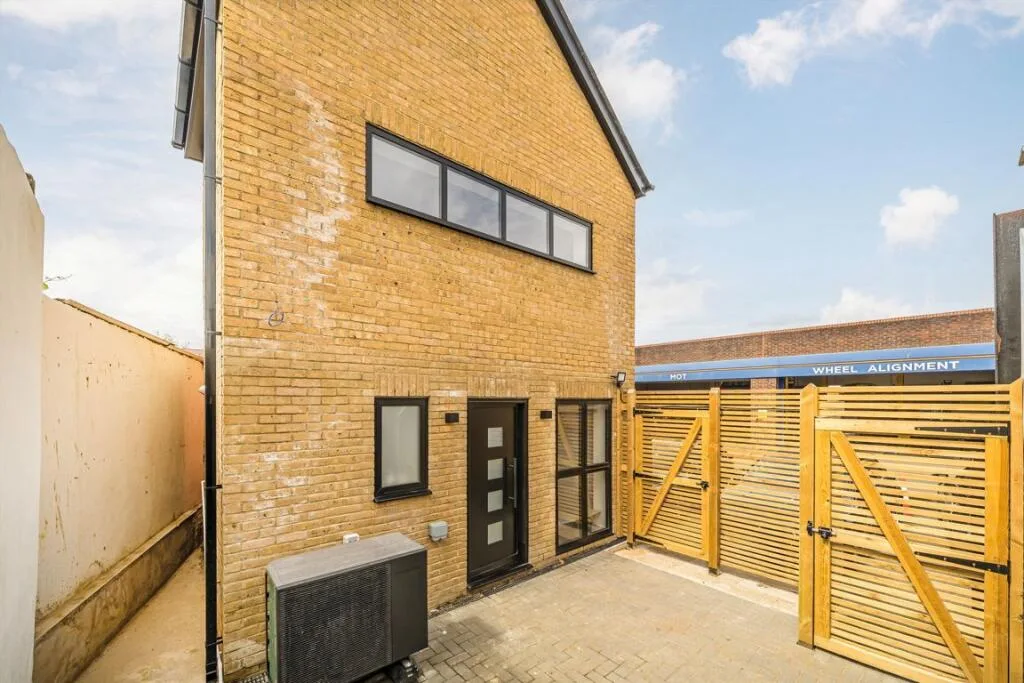 2 bedroom detached house for rent