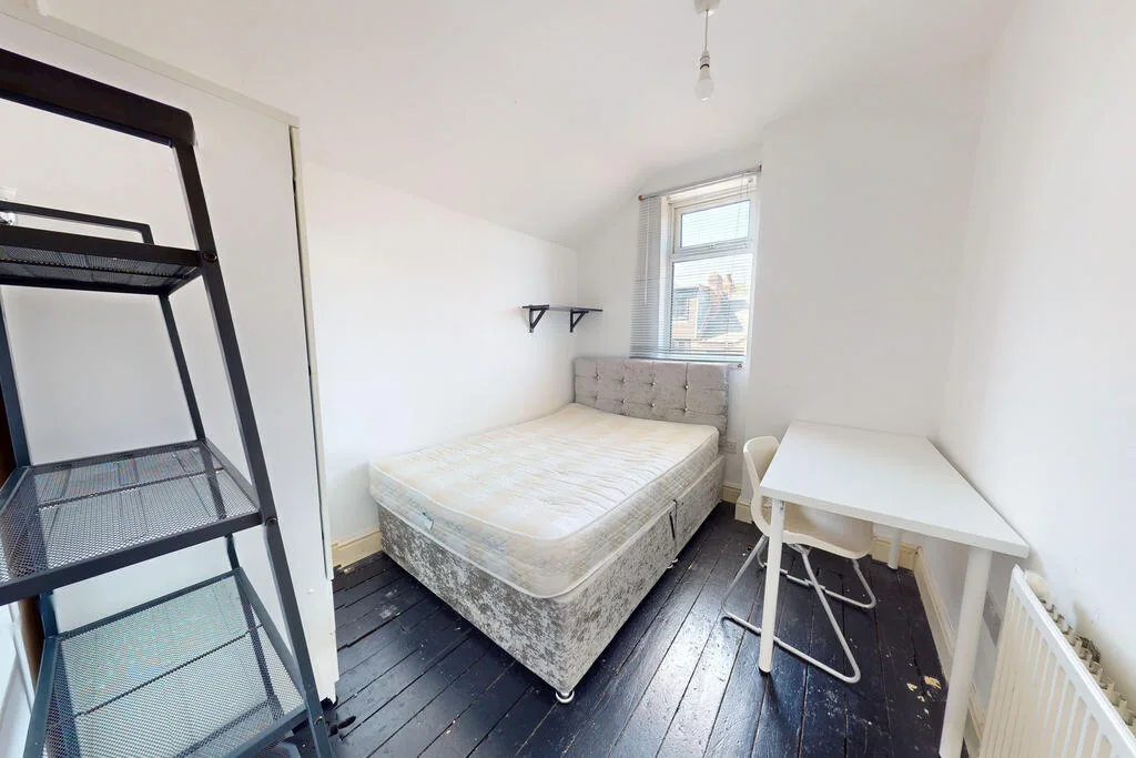 5 bedroom semi-detached house for rent