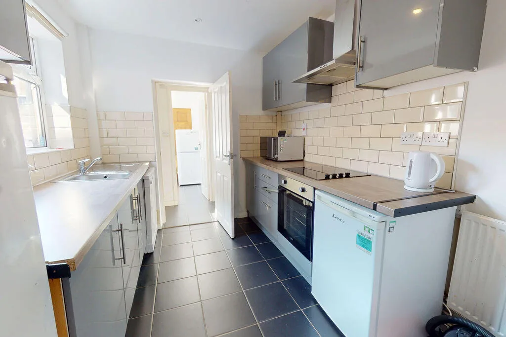 5 bedroom semi-detached house for rent