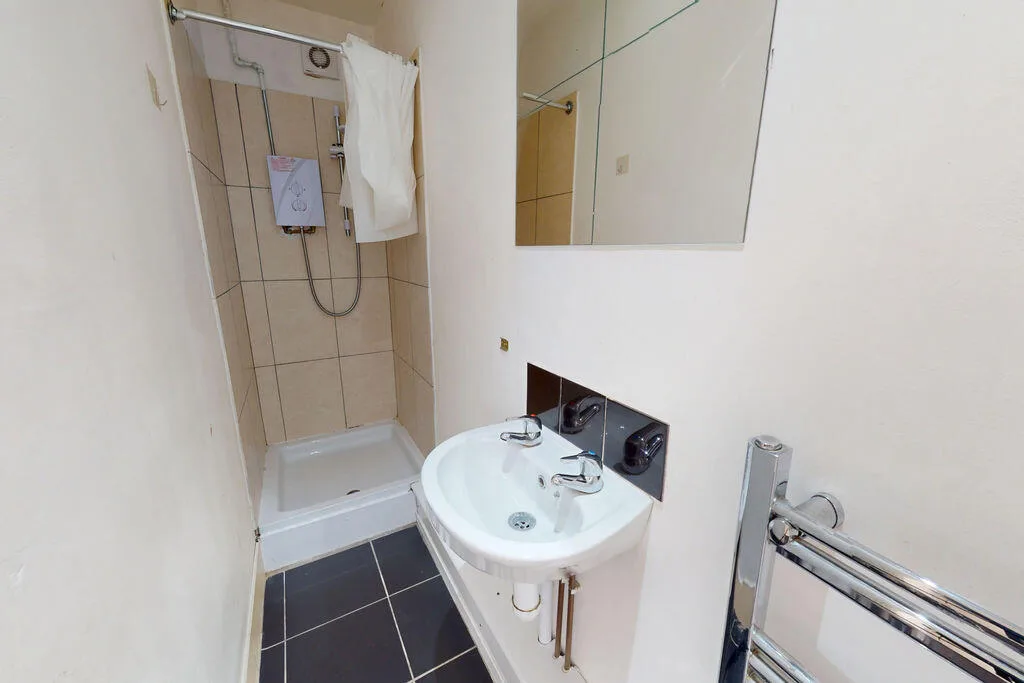 5 bedroom semi-detached house for rent