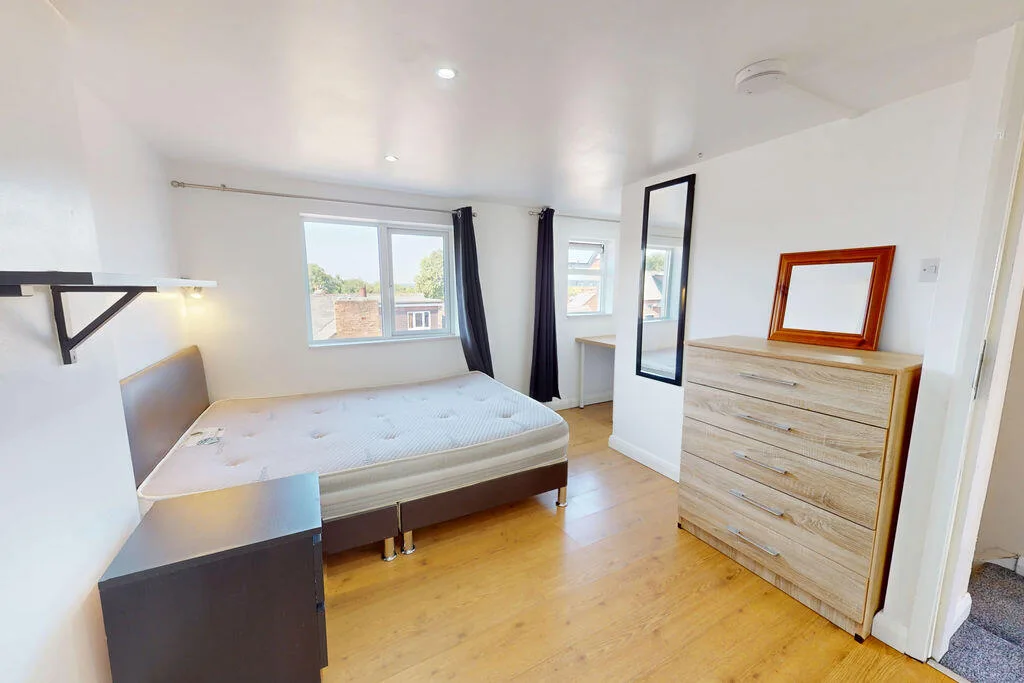 5 bedroom semi-detached house for rent